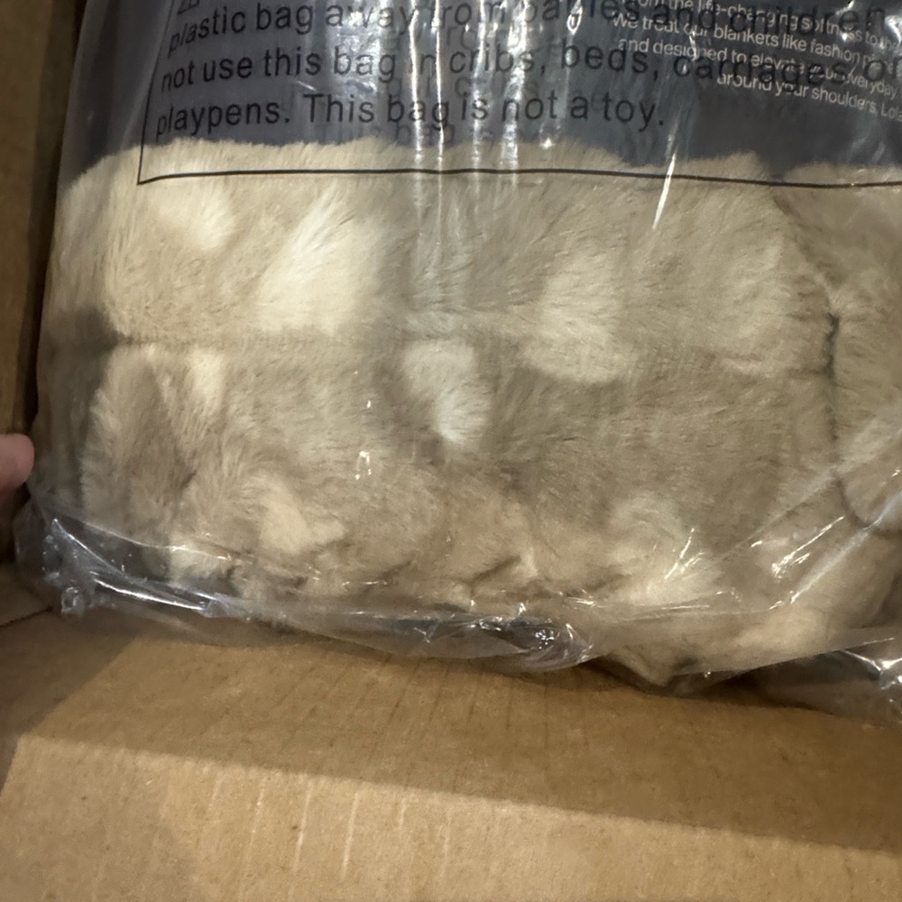 Lola Blankets/Plush Faux Fur Blanket/Throw/Size L/Tan/Cream/NEW! SEALED/NIB! - Picture 13 of 16